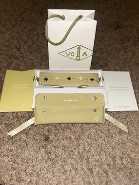 VCA bracelet showing five clover-shaped motifs set with Green Malachite